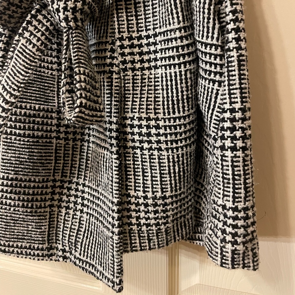 BCBGeneration Black & White Houndstooth Knit Belted Wrap Sleeveless Dress Jacket - Picture 3 of 7